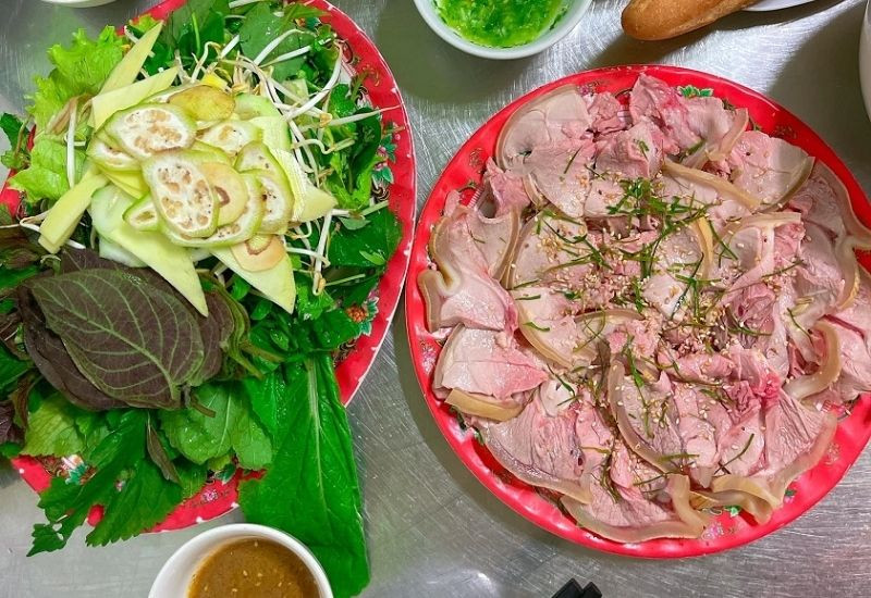 Bê thui Cầu Mống cuốn bánh tráng và rau sống (Ảnh: Sưu tầm)